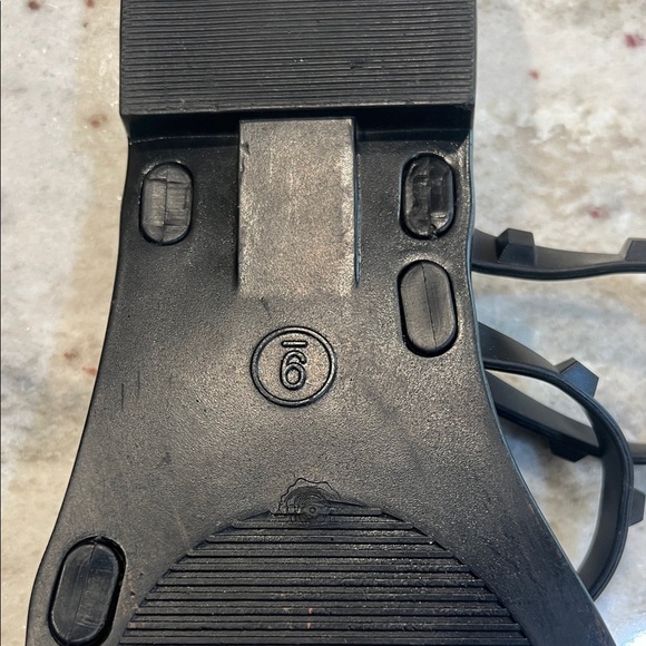 Shade & Shore Strappy Black Sandals - Picture 4 of 4